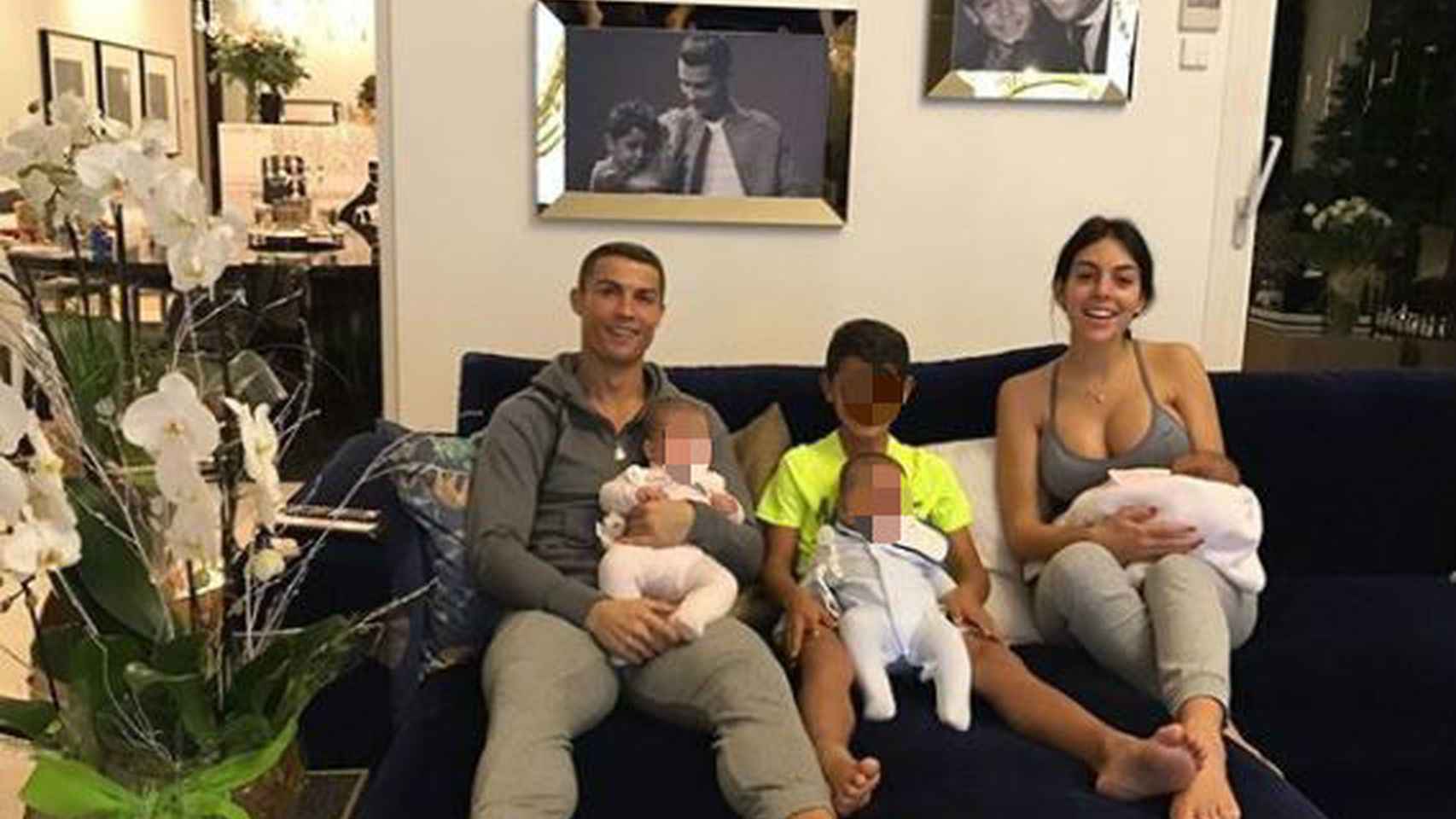 Cristiano Ronaldo con Georgina y sus cuatro hijos.  Redes sociales.