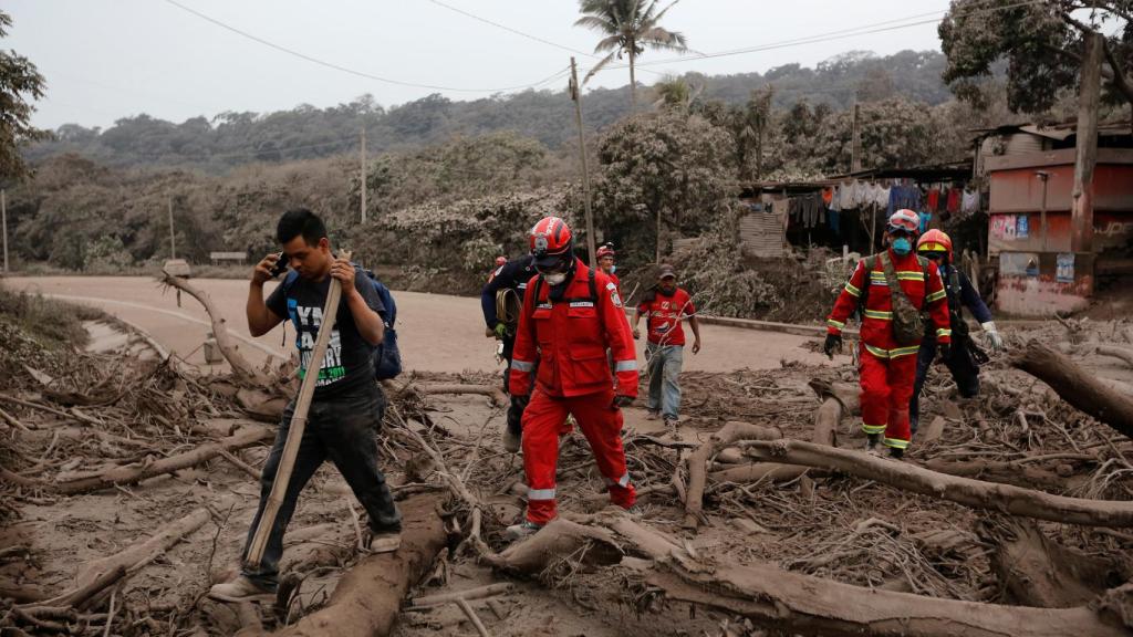 Equipos de rescate en la zona destruida
