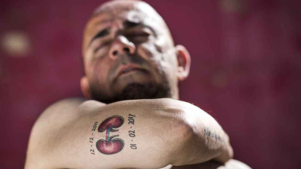 Luis mostrando un tatuaje con las fechas en las que se trasplantó el riñón de su propia madre y el de su hermano.