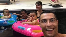 Cristiano Ronaldo junto a su familia en la felicitación familiar.