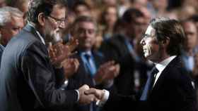 Los dos expresidentes del Gobierno, Mariano Rajoy y José María Aznar, en imagen de archivo.