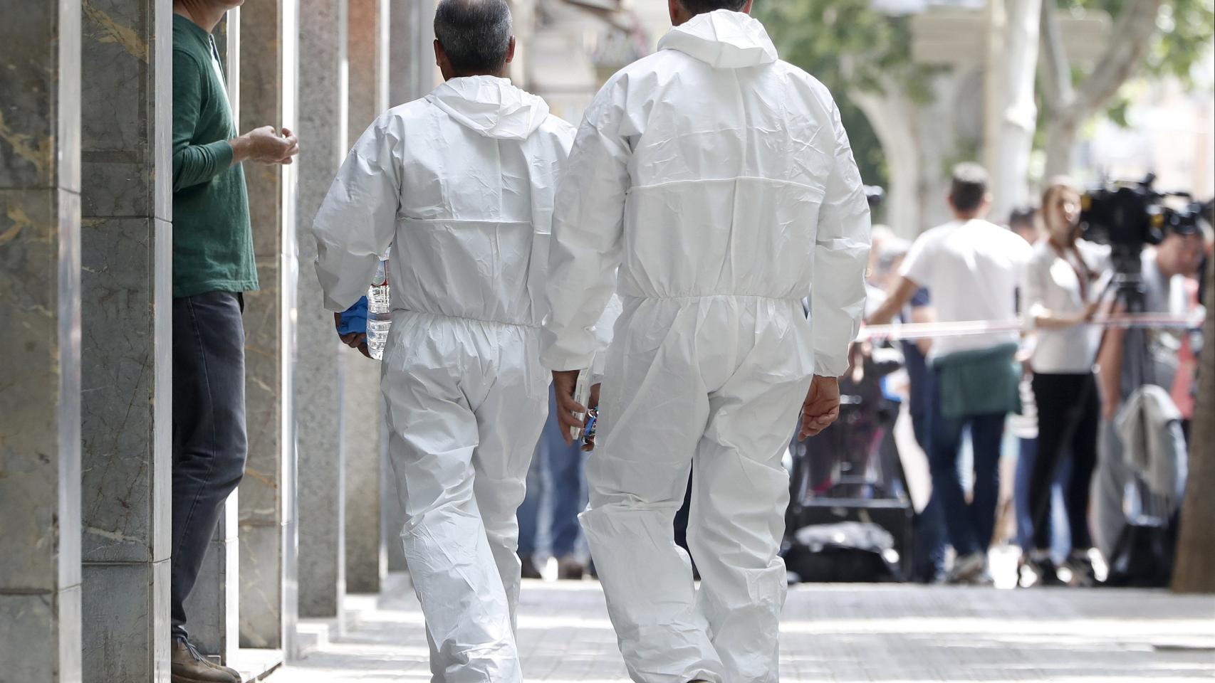 Investigadores de los Mossos d'Esquadra acceden a la vivienda del presunto asesino de Vilanova.
