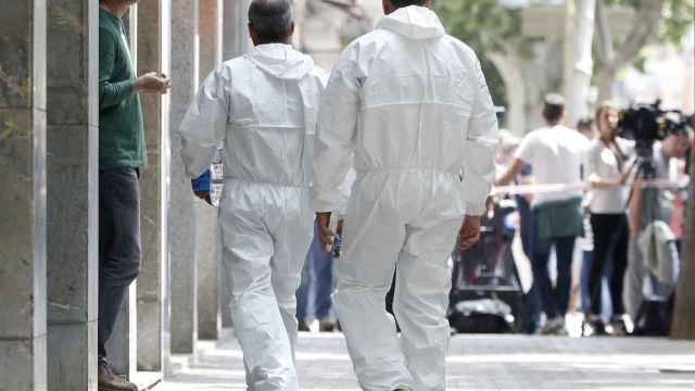 estigadores de los Mossos d'Esquadra acceden a la vivienda del presunto asesino de Vilanova.