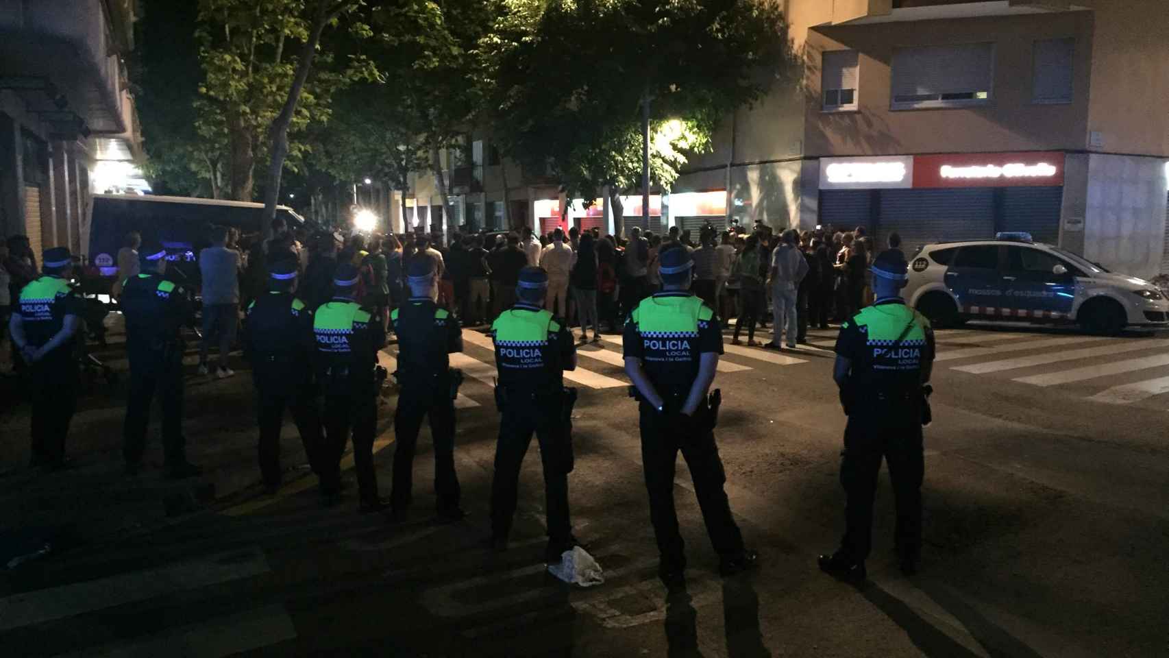 La Policía Local de Vilanova observa a la multitud concentrada