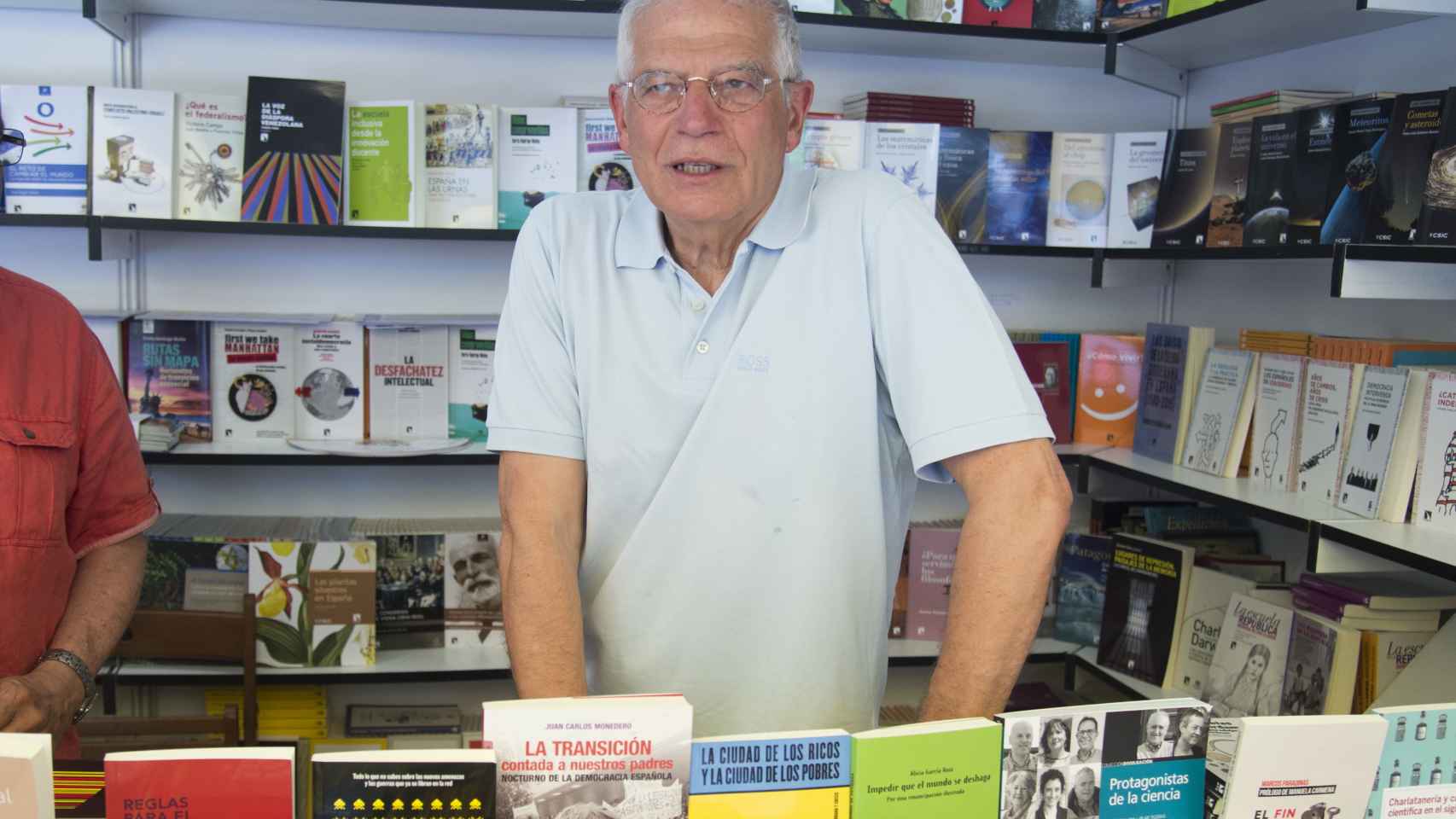 Josep Borrell en la feria del libro.