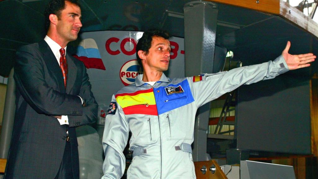 Pedro Duque ejerce de anfitrión para el entonces príncipe Felipe en 2003, en la Star City de Moscú.