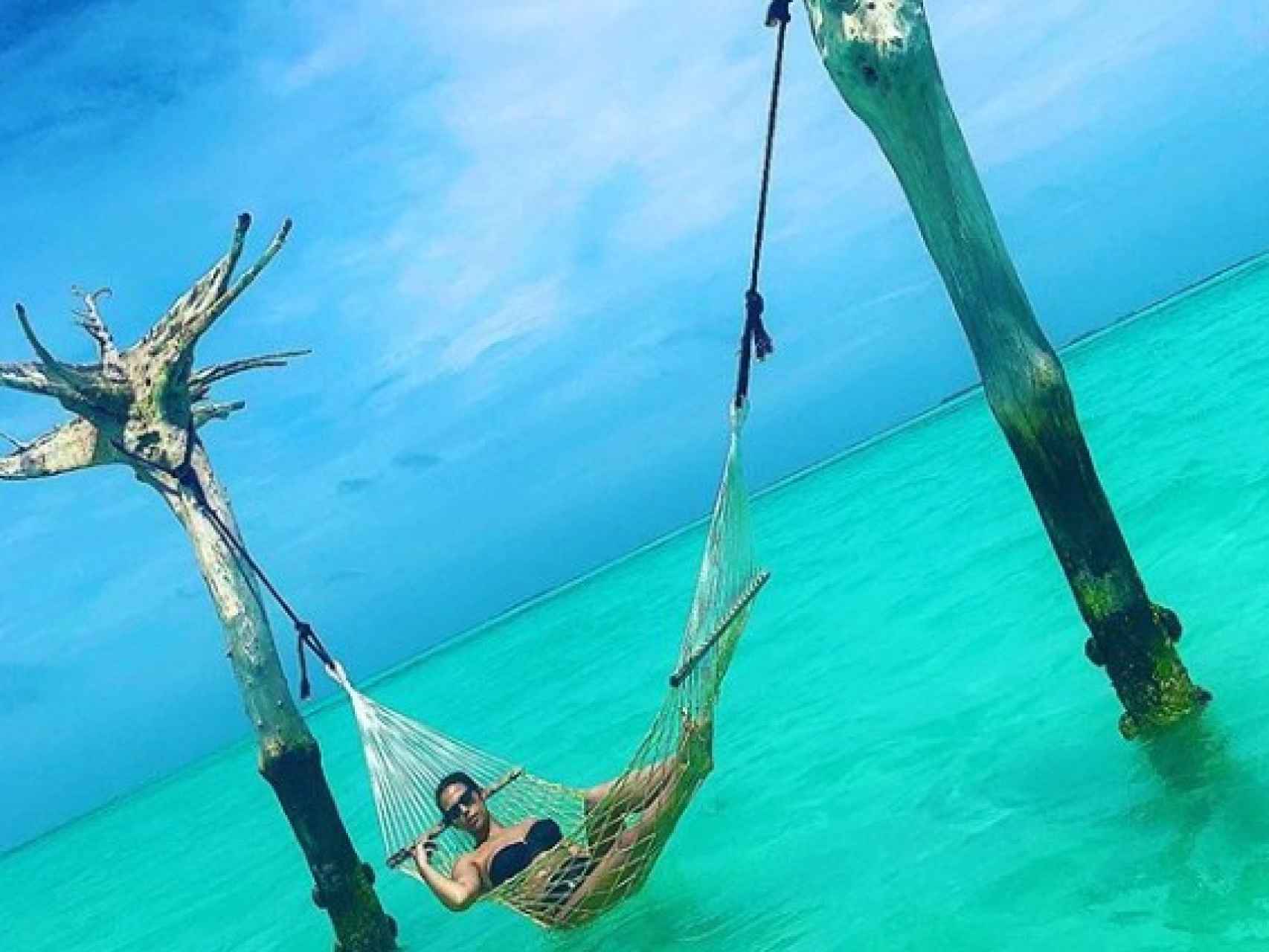 Tamara Gorro posa en la playa de Maldivas donde disfruta del descanso junto a su marido.