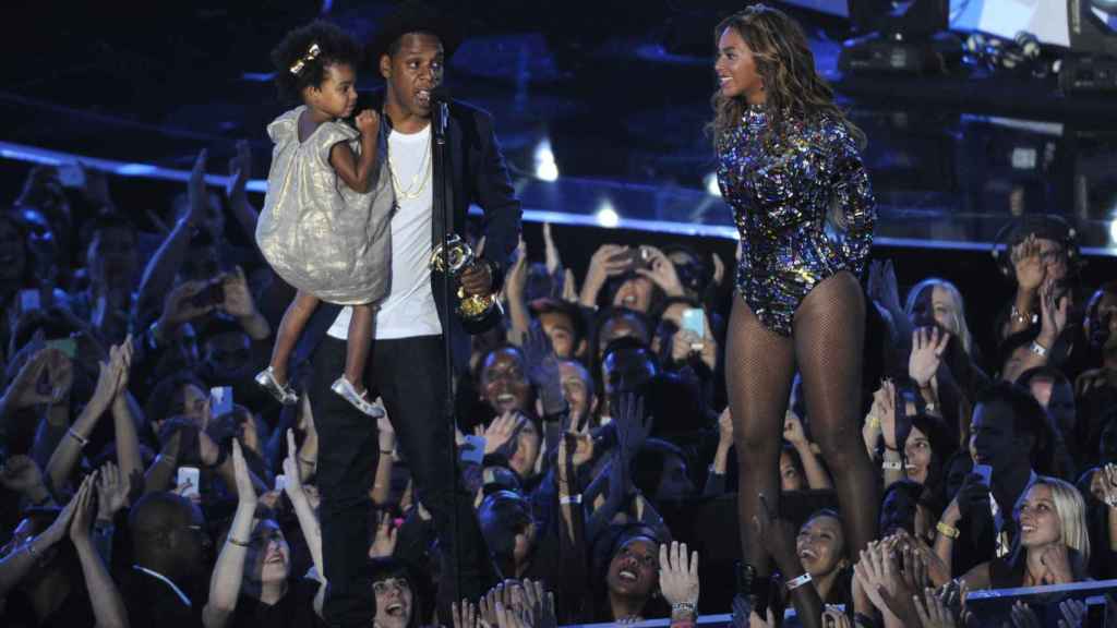 Jay-Z y Blue Ivy entregan a Beyoncé el premio Michael Jackson Vanguard Award en los VMA.