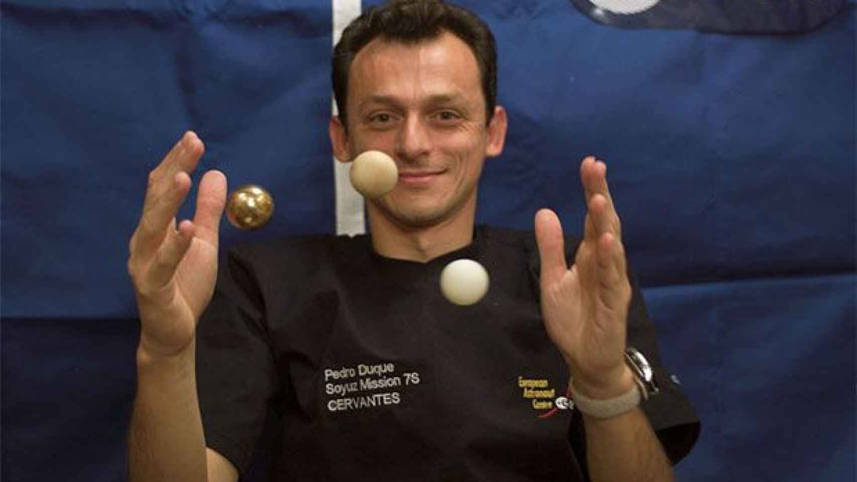 Pedro Duque juega con unas pelotas a bordo de la nave Soyuz.