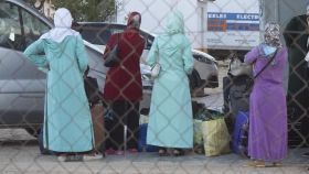 Cuatro jornaleras esperan la salida del autobús que las devuelve a Marruecos previo viaje en ferry desde tarifa (Cádiz) hasta el puerto de Tánger.