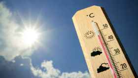 Un termómetro supera la barrera de los 40 grados al sol.