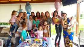 Georgina Rodríguez con familia y amigos en el primer cumpleaños de los mellizos.