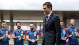 Pedro Sánchez en su visita a la selección, con De Gea al fondo.