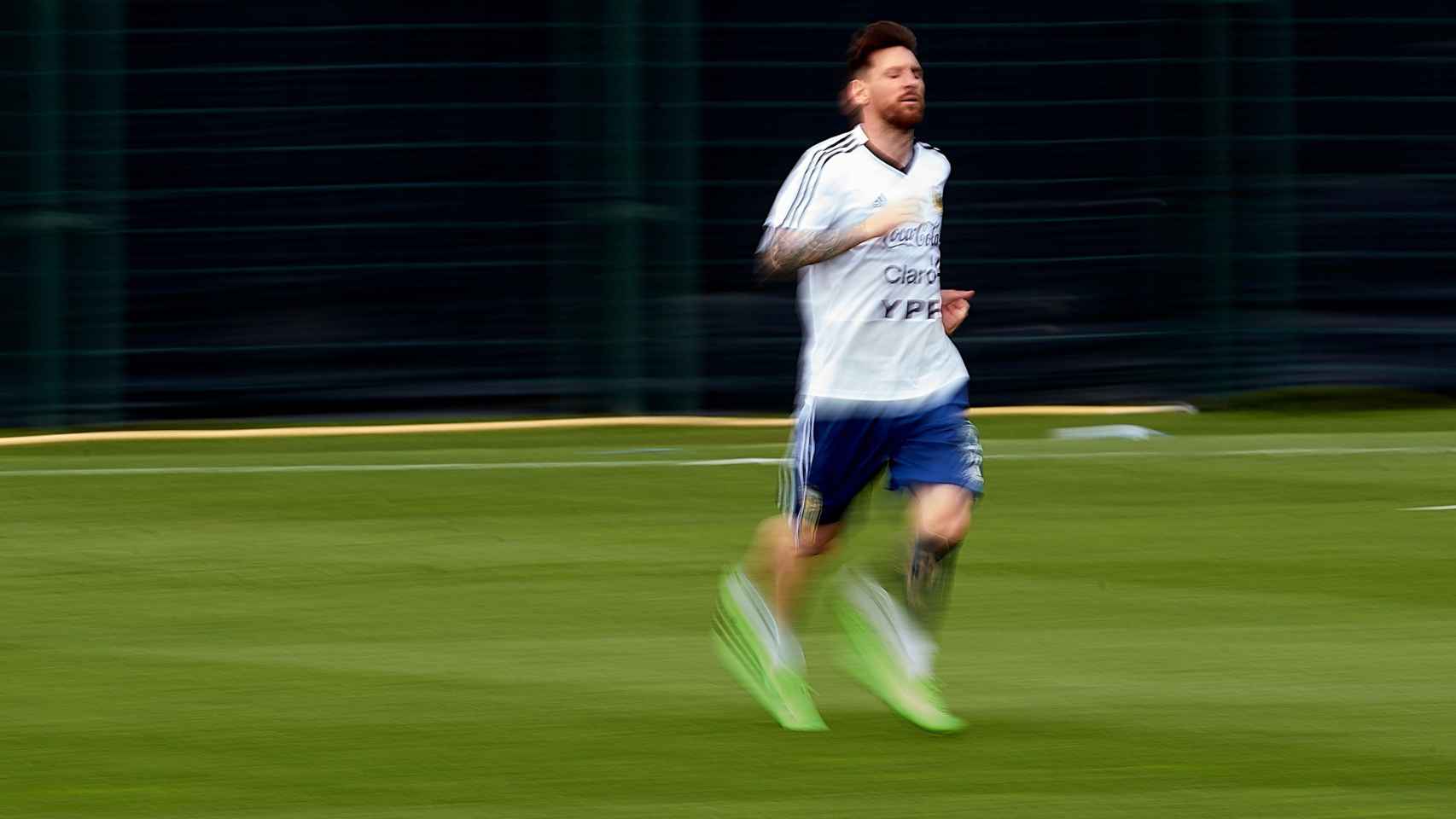 Messi en pleno entrenamiento con Argentina.