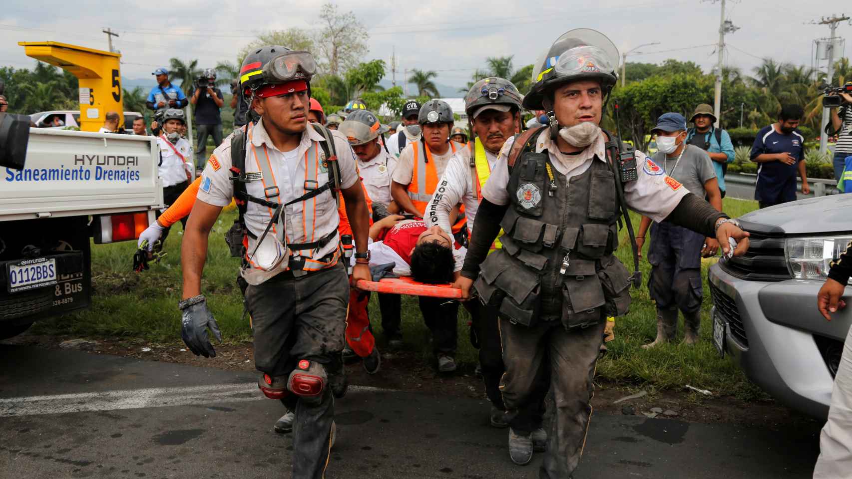 Los equipos de rescate atienden a un hombre cerca del área afectada por la erupción del volcán.