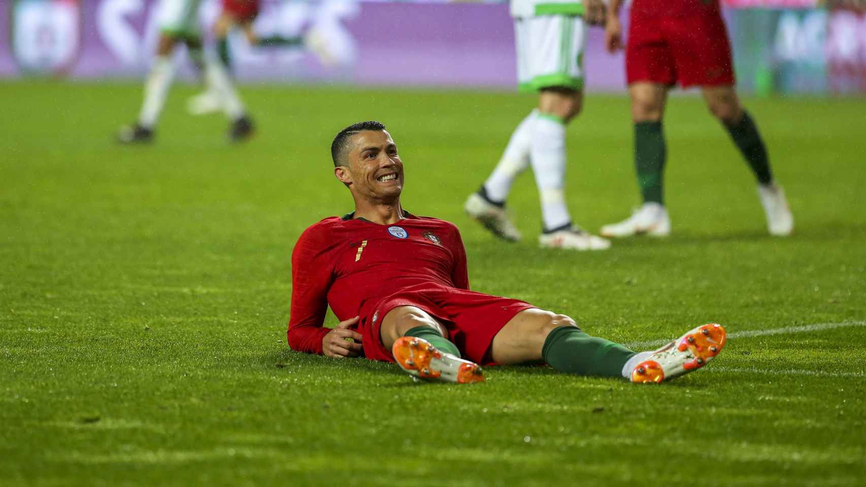 Cristiano Ronaldo lamenta una ocasión errada durante el amistoso con Argelia.
