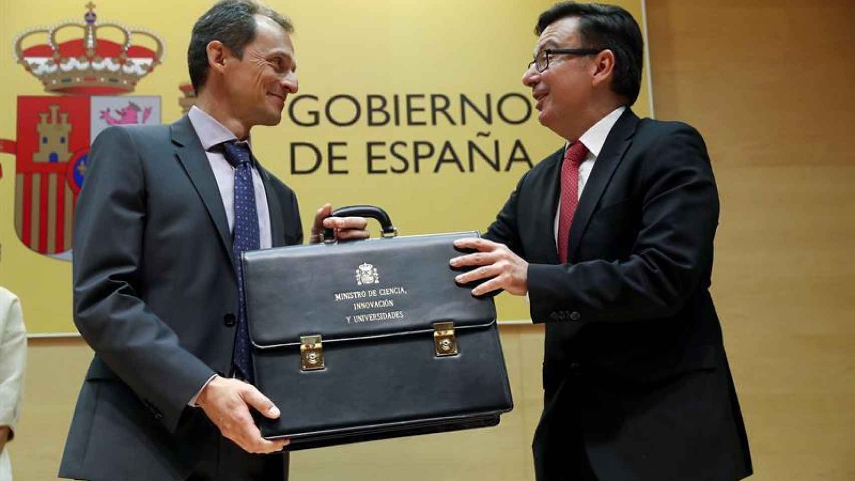 El ministro de Ciencia Pedro Duque recibe la cartera de su antecesor en el cargo Román Escolano.
