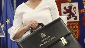 La ministra de Transición Ecológica, Teresa Ribera, con la cartera de la que es titular.