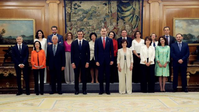 Los ministros, Pedro Sánchez y el Felipe VI en el acto de este jueves.