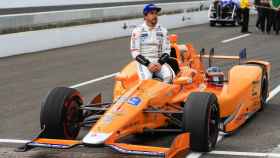 Fernando Alonso, con el monoplaza con el que participó en la IndyCar (500 Millas de Indianápolis).