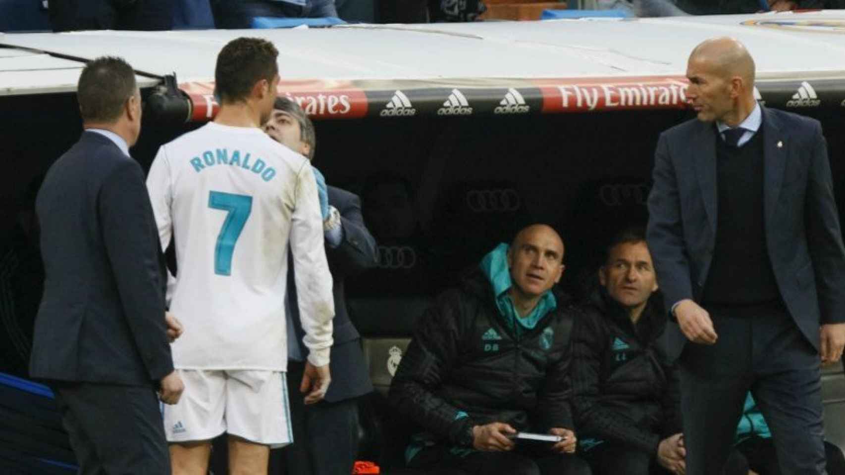 Zidane mira la brecha de Cristiano. Foto: Manu Laya / El Bernabéu