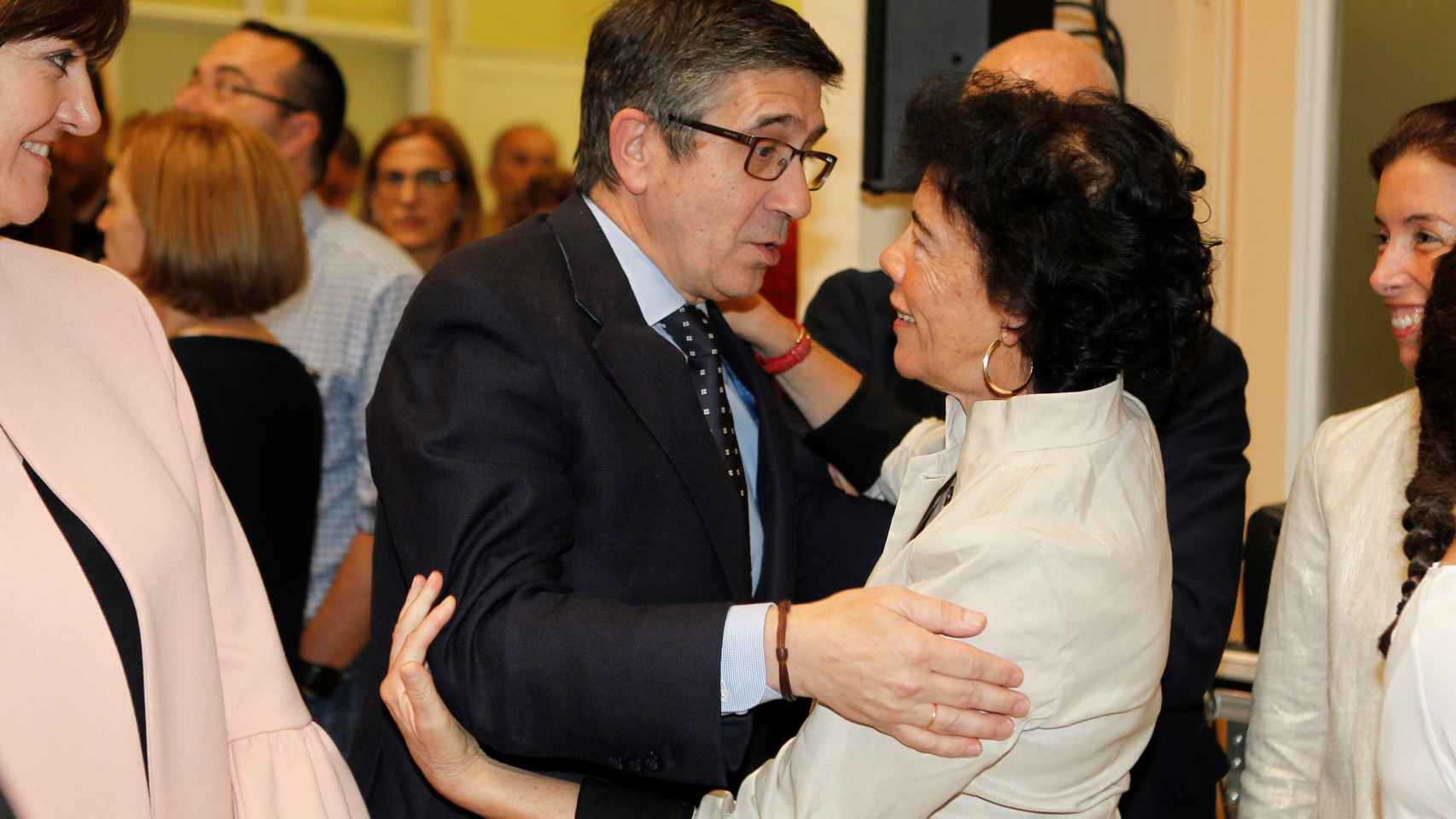 Patxi López saluda a Isabel Celaá, la nueva ministra de Educación y única vasca.