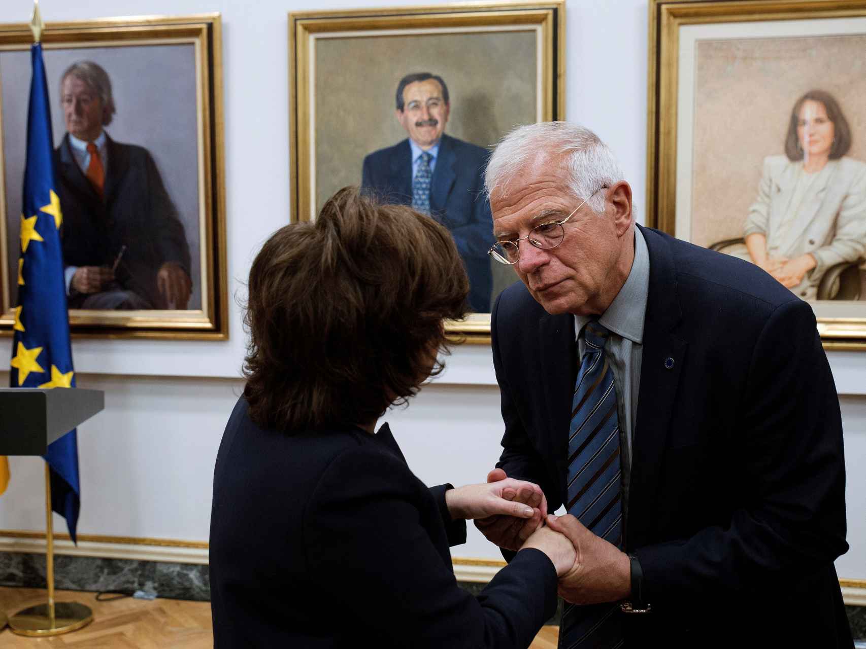 Borrell conversa con Sáenz de Santamaría tras su toma de posesión