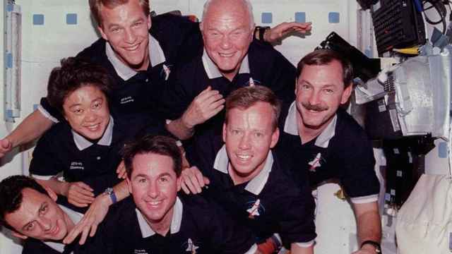 Pedro Duque (abajo a la izquierda) junto a los otros seis astronautas de las tripulación del STS 95 en 2013.