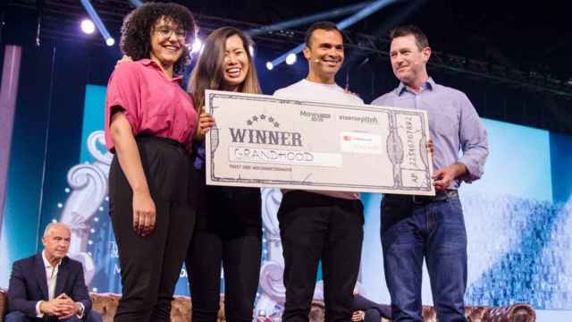 Jon Lieberkind, CEO de Grand Hood, recoge el premio al ganador del Startup Pitch.