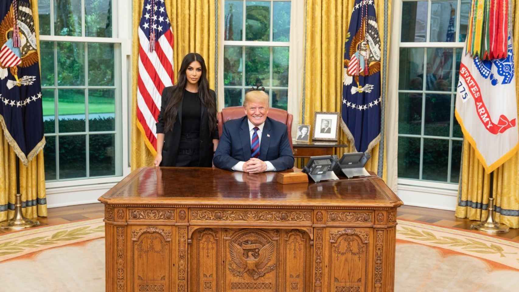 Kim Kardashian junto a Donald Trump en el Despacho Oval.