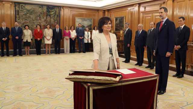 Carmen Calvo promete su cargo como nueva vicepresidenta y ministra de Igualdad del Gobierno de Pedro Sánchez ante Felipe VI.
