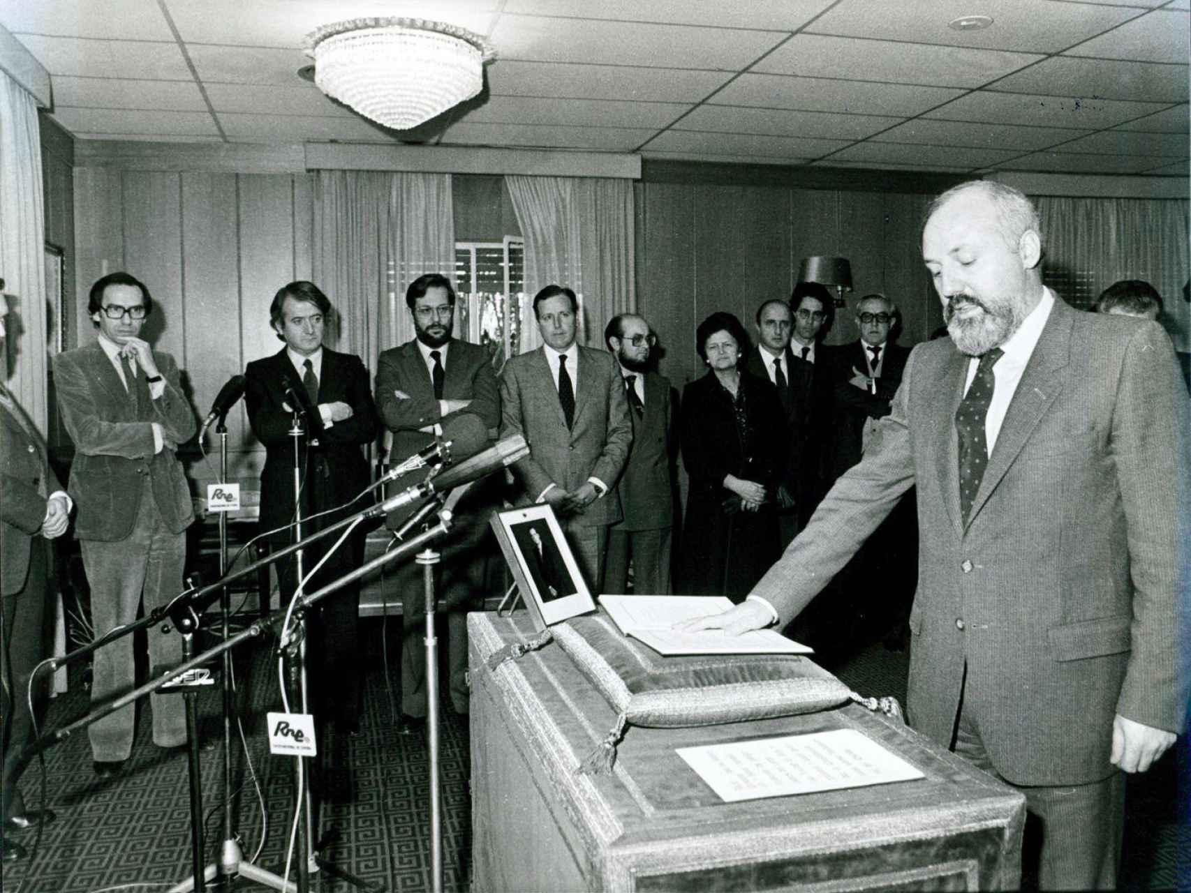 Alfonso Guerra, a la izquierda, supervisa el nombramiento de Calviño.