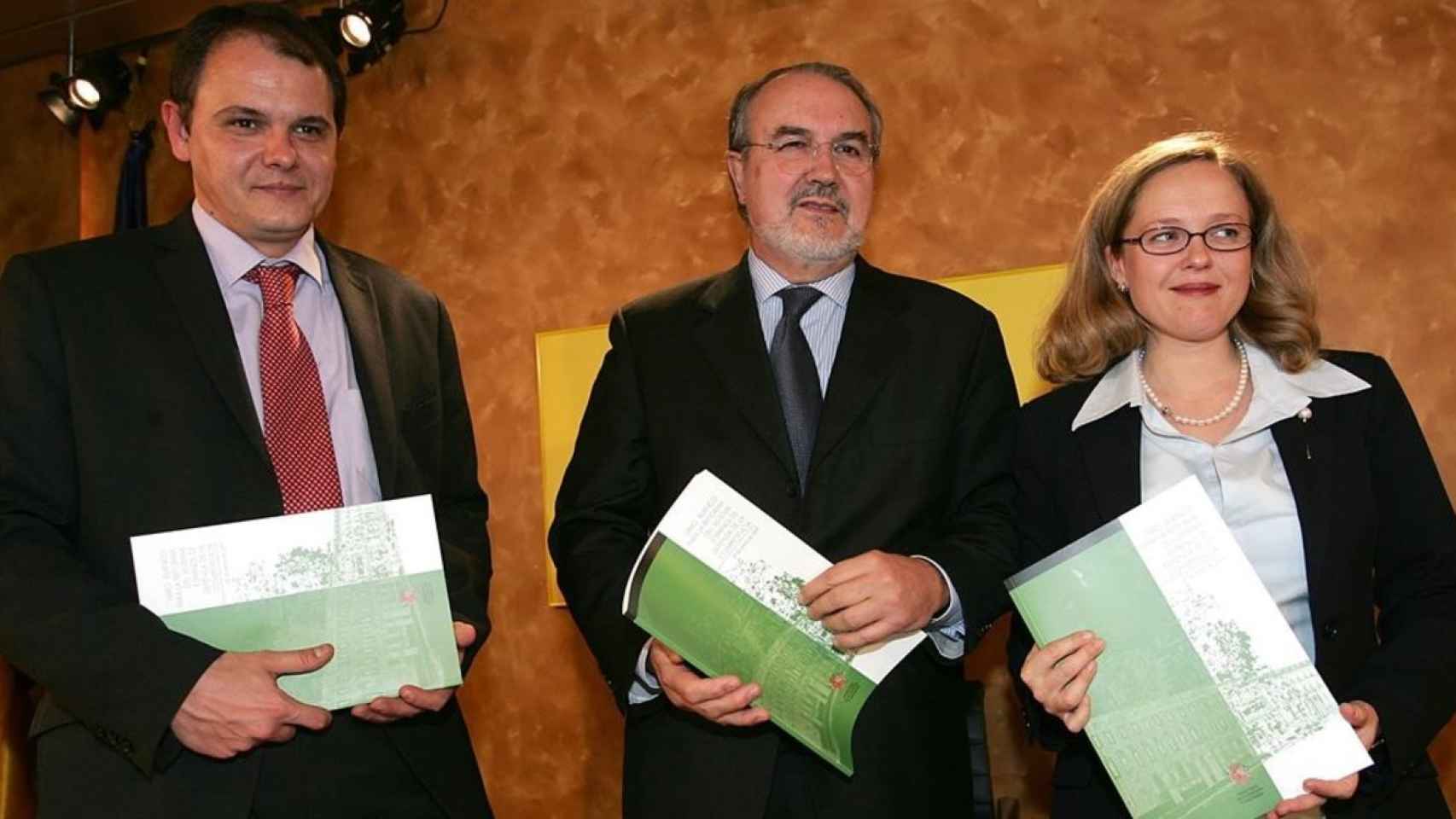 Nadia Calviño, a la derecha de Solbes durant su etapa como funcionaria en el ministerio.