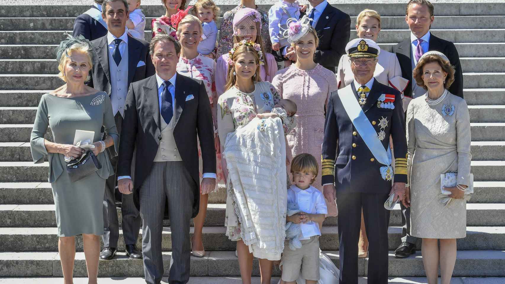 La familia real sueca en el bautizo de Adrienne.