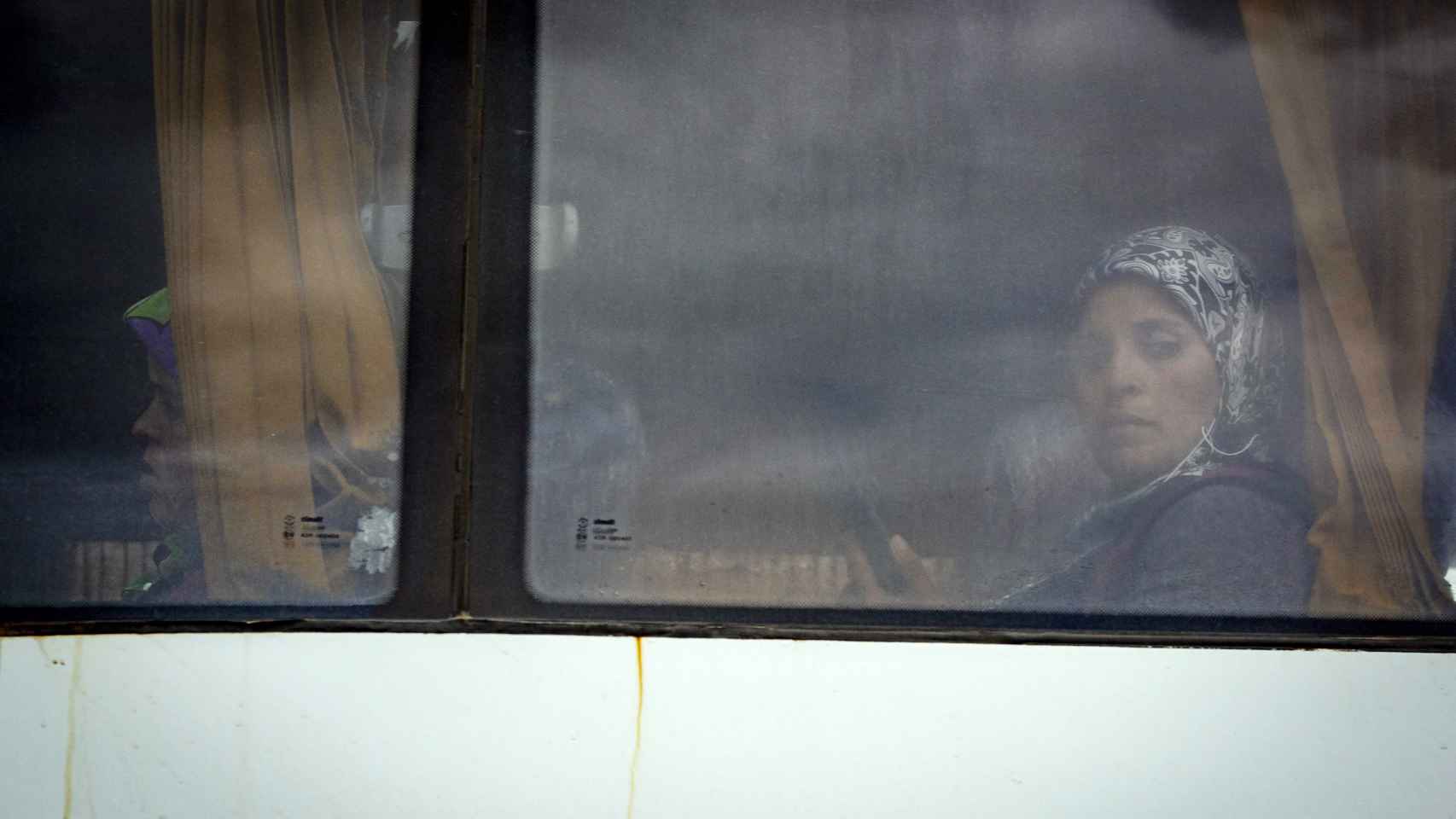 Temporera marroquí que espera a la salida del autobús que la devuelve a Marruecos.