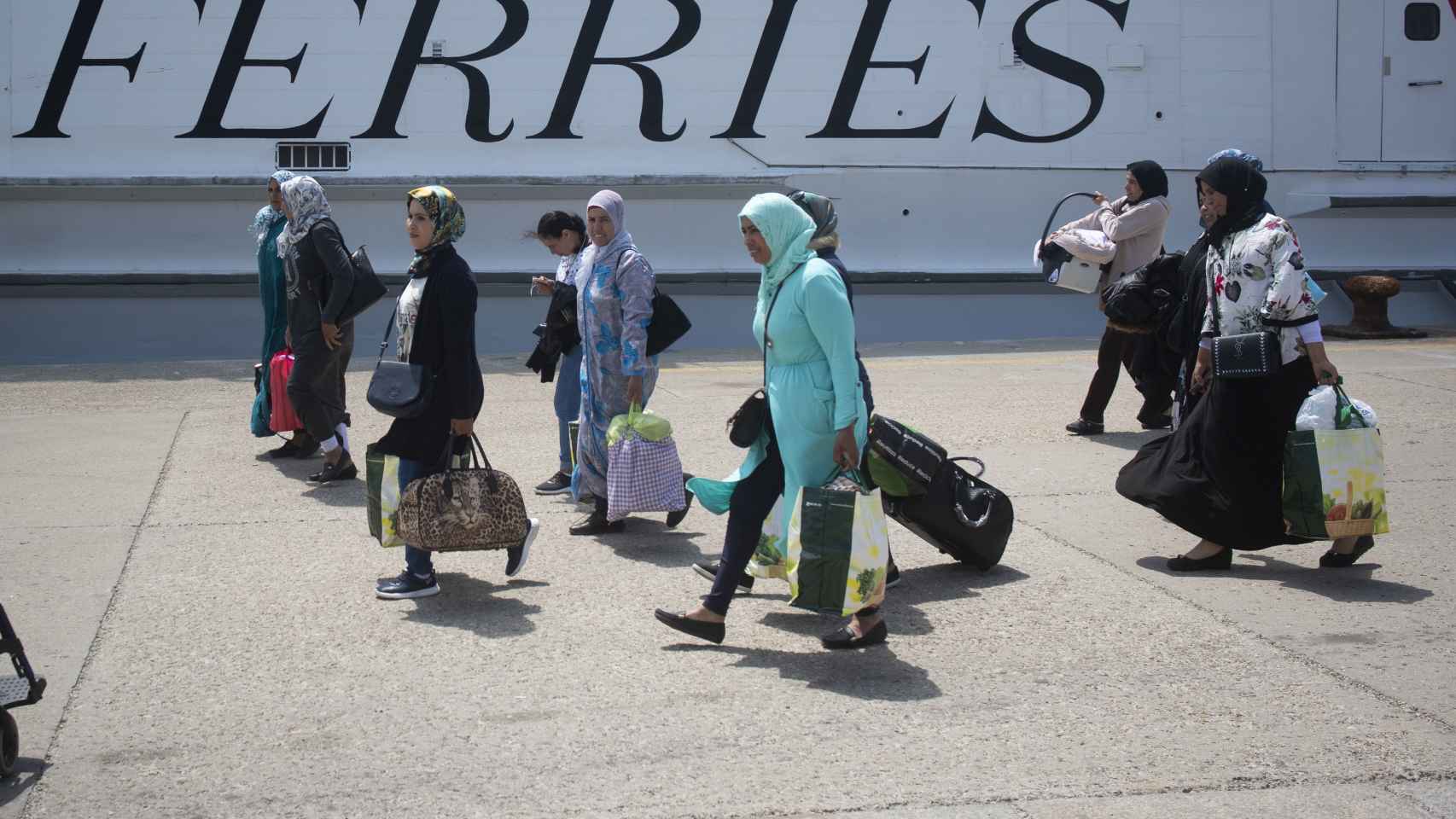 Jornaleras marroquíes segundos antes de subir a bordo del ferry que une los puertos de Tarifa (Cádiz) y Tánger (Marruecos).