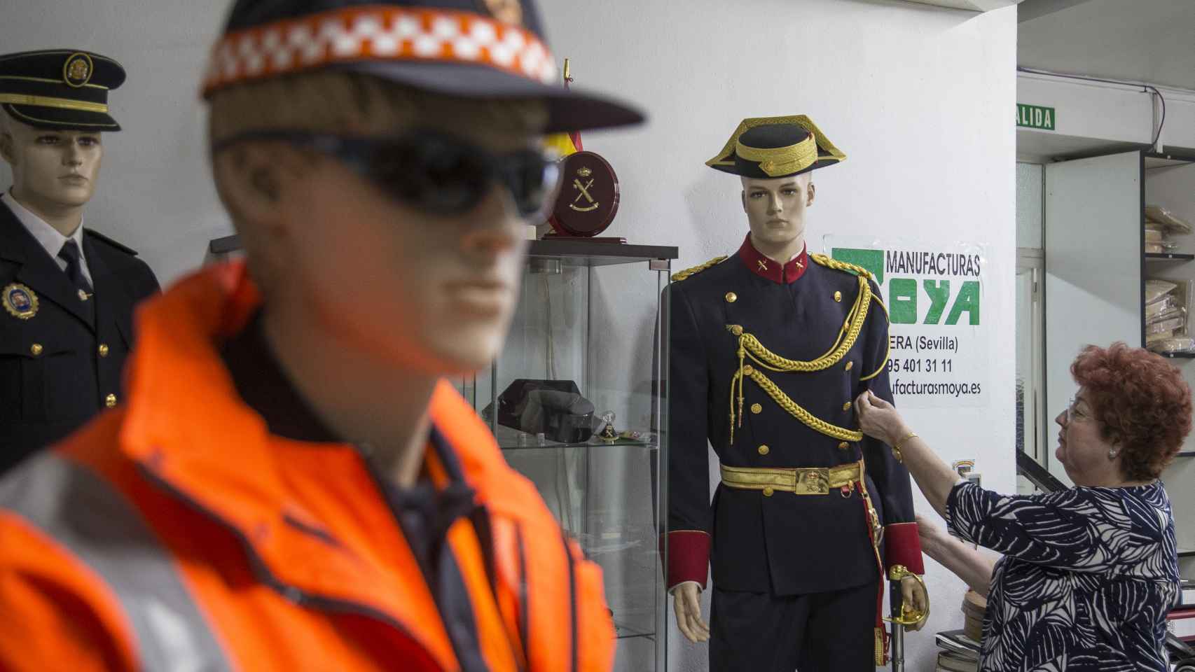 Manufacturas Moya, en Herrera (Sevilla) confecciona a mano uniformes para todos los cuerpos de seguridad del estado.