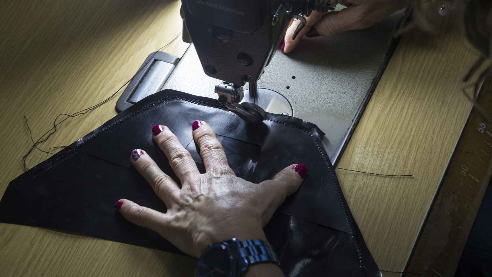 Una de las costureras de Manufacturas Moya preparando el forro de un tricornio.