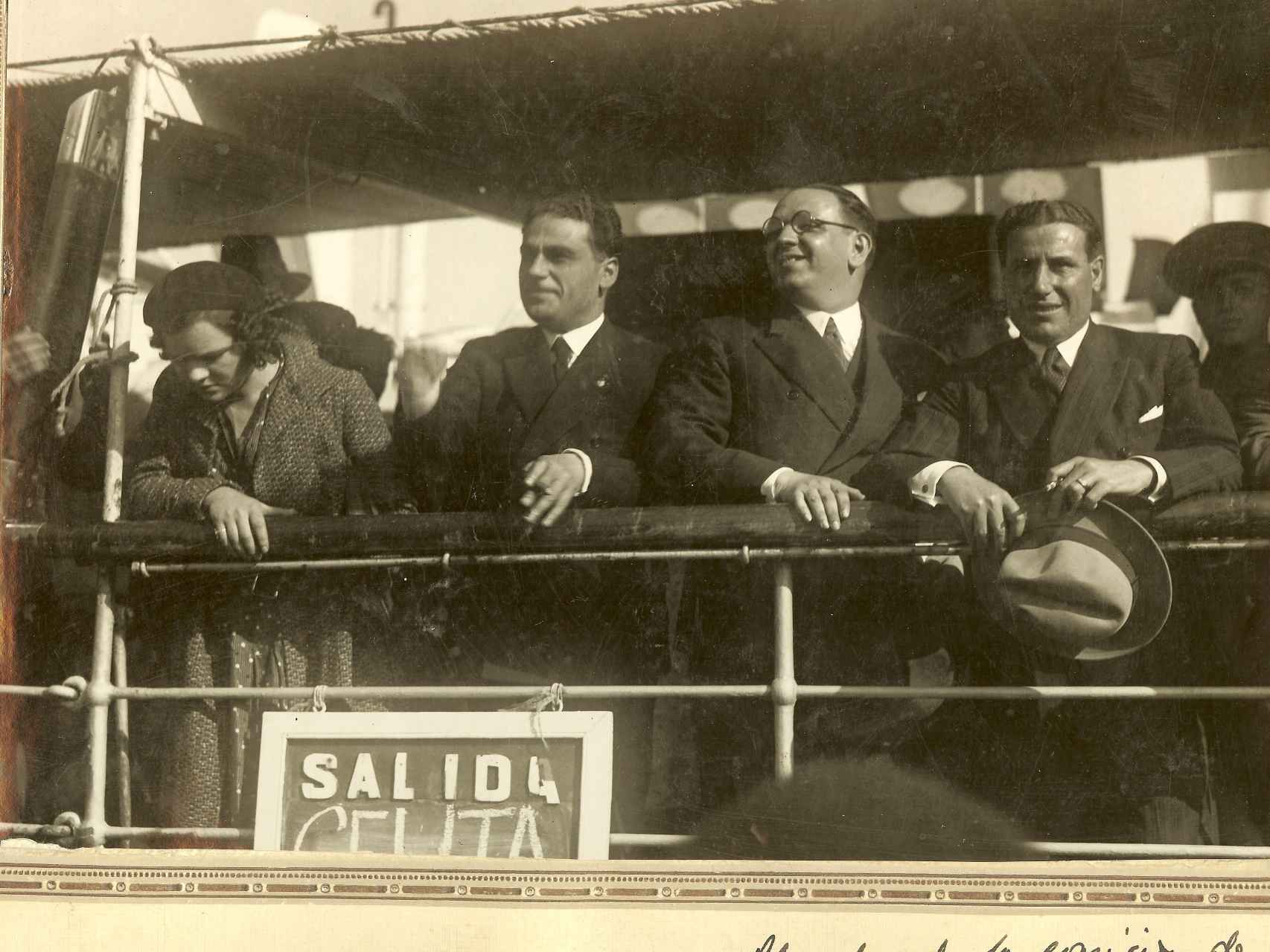 Antonio López Sánchez-Prado, a la izquierda, en el ferry que le trasladaría a Ceuta cuando se consiguió la declaración de Ciudad Autónoma.