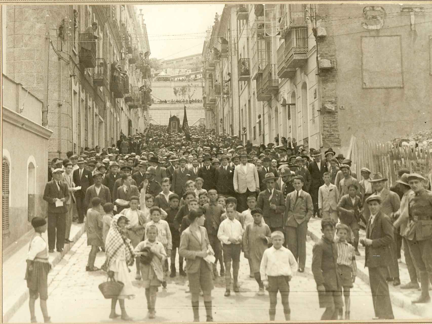 Recibimiento del pueblo ceutí a Sánchez-Prado el día que se reconoció la autonomía de la ciudad.