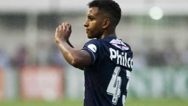 Rodrygo celebra un gol con el Santos. Foto santos.com.br