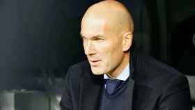 Zidane, en el banquillo. Fotógrafa: Virginia López / El Bernabéu