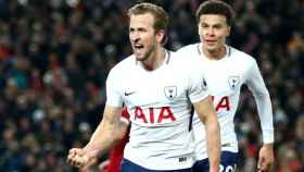 Kane celebra junto a Alli un gol. Foto Twitter (@Spurs_ES)