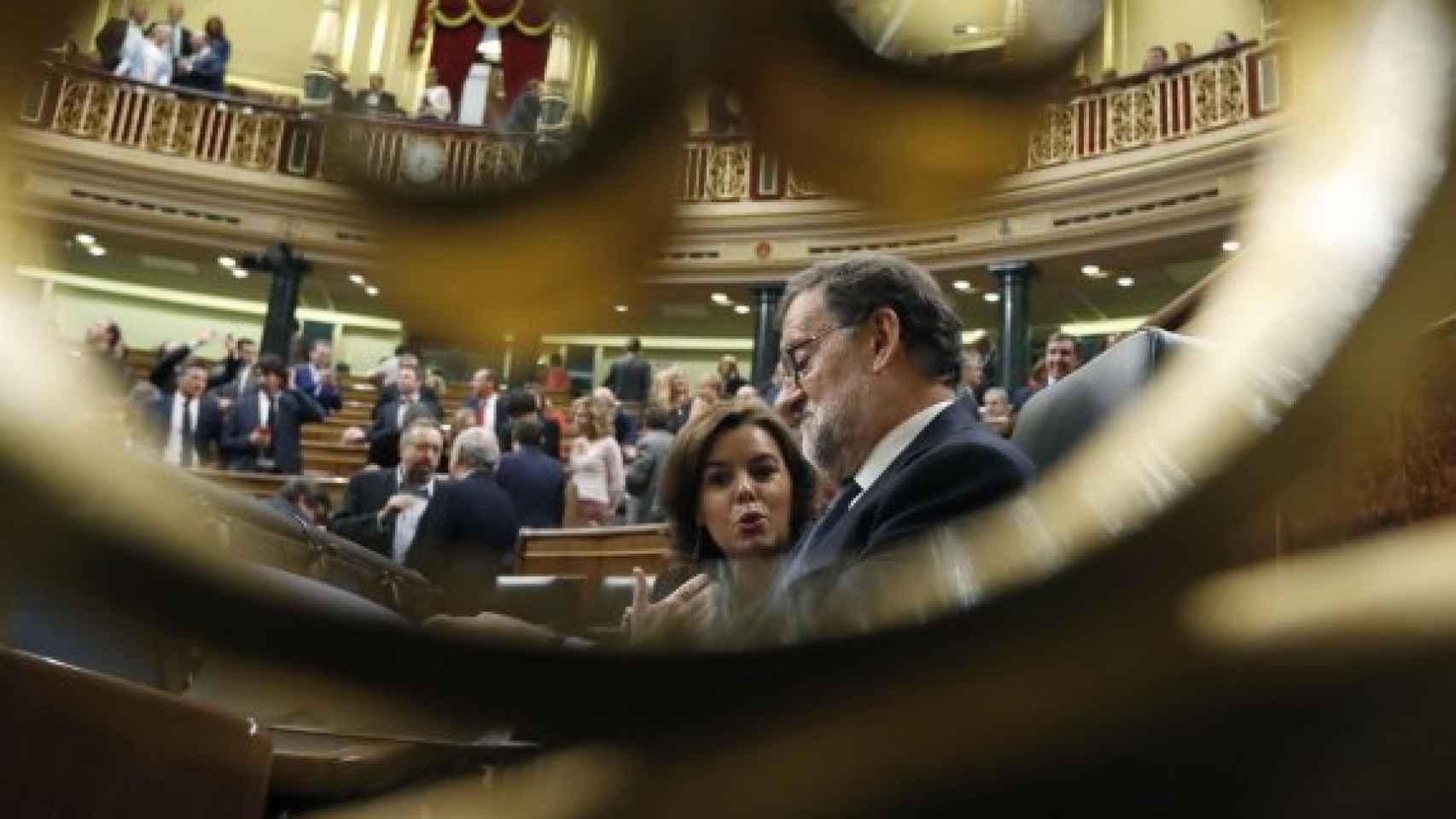 El presidente del PP, Mariano Rajoy, con la exvicepresidenta Soraya Sáenz de Santamaría en el Congreso.