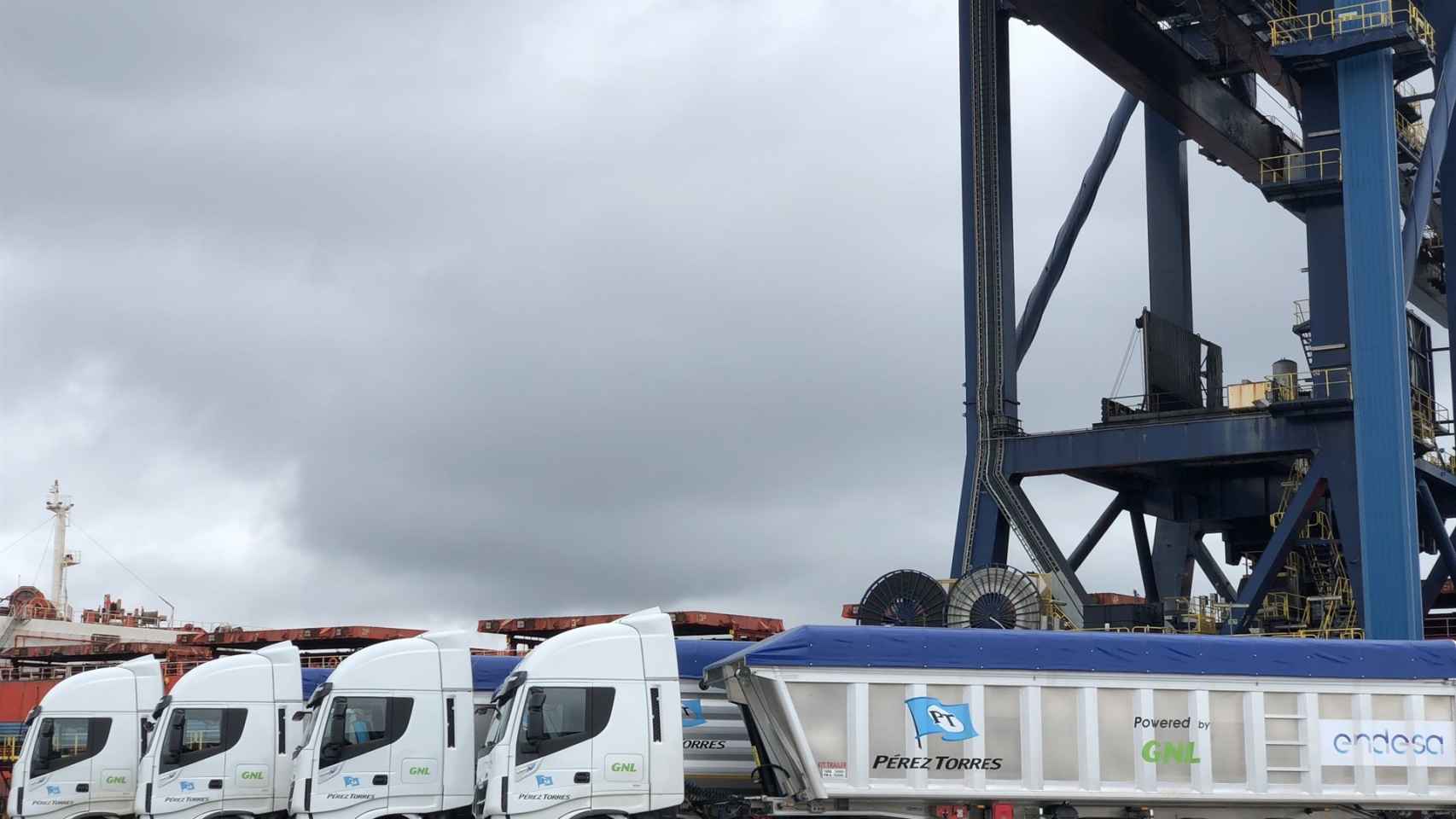 Camiones de Endesa propulsados por gas natural.