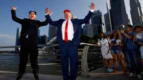 Denis Alan, imitador del presidente de EE.UU., Donald Trump, y Howard X, del líder norcoreano Kim Jong-un,  posan para los medios en Singapur.