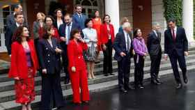 Sánchez, junto a los miembros de su Gobierno en el posado donde Màxim Huerta llevaba la corbata verde.