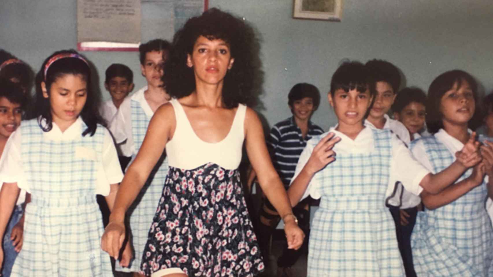 Nidia, dando clases de baile en su Colombia natal