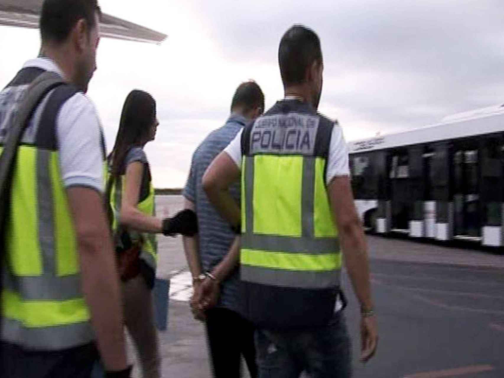 Rafael Alberto-Burgos llega a España custodiado por la policía