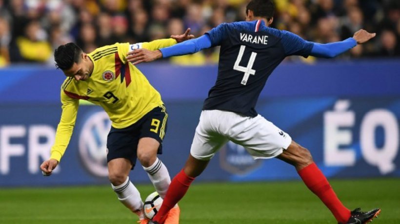 Raphaël Varane trata de arrebatarle la pelota a Falcao. Foto: fff.fr